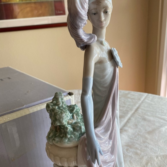 RETIRED 2001 ‘SOCIALITE OF THE 20s LLADRO’ PORCELAIN FIGURINE-Item#01005283 - Picture 9 of 12